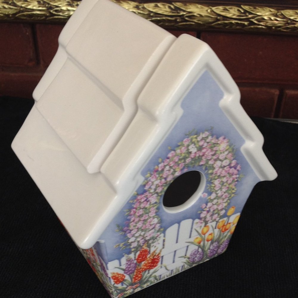 Adorable Birdhouse with Removable Roof